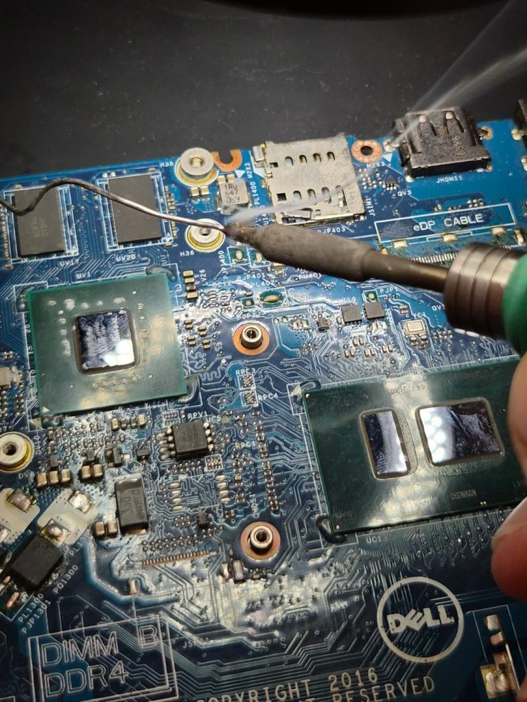 Resoldare componentă pe placă de bază laptop cu stație de lipit cu aer cald