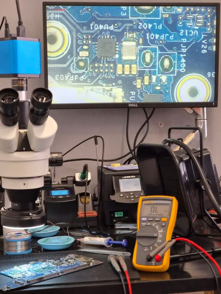 Stație de lucru cu microscop și stații de lipit JBC pentru reparații electronice de precizie